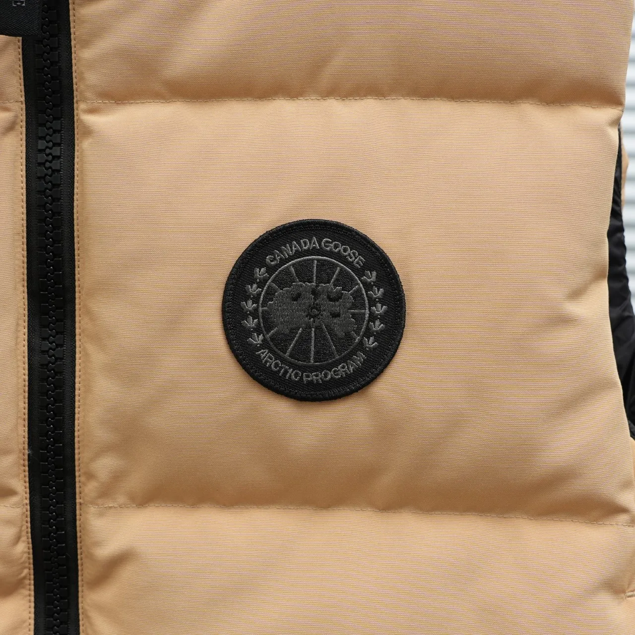 P600 2267WB Grandview black label women's short vest. Constructed from Arctic Tech recycled fabric®, it features a cinchable hem for sleek styling and storage. Color: Khaki Size: XS S M L XL